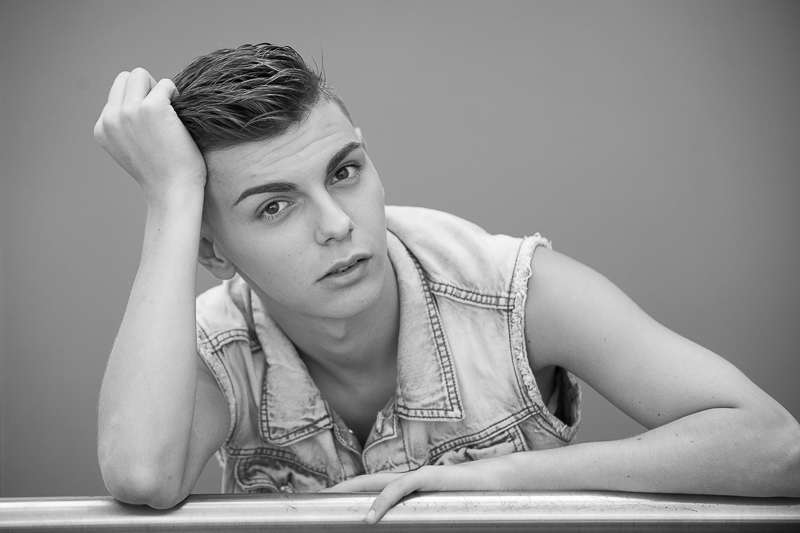 Booking-Regis-Cintas-Flores-portrait-noir-et-blanc